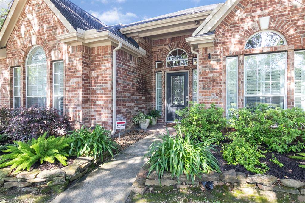 Nicely landscaped and inviting!