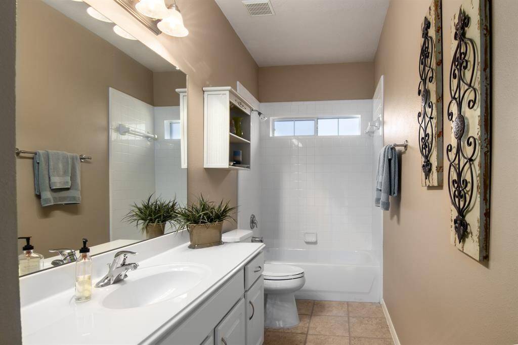 This bathroom sits between bedrooms 3 & 4.