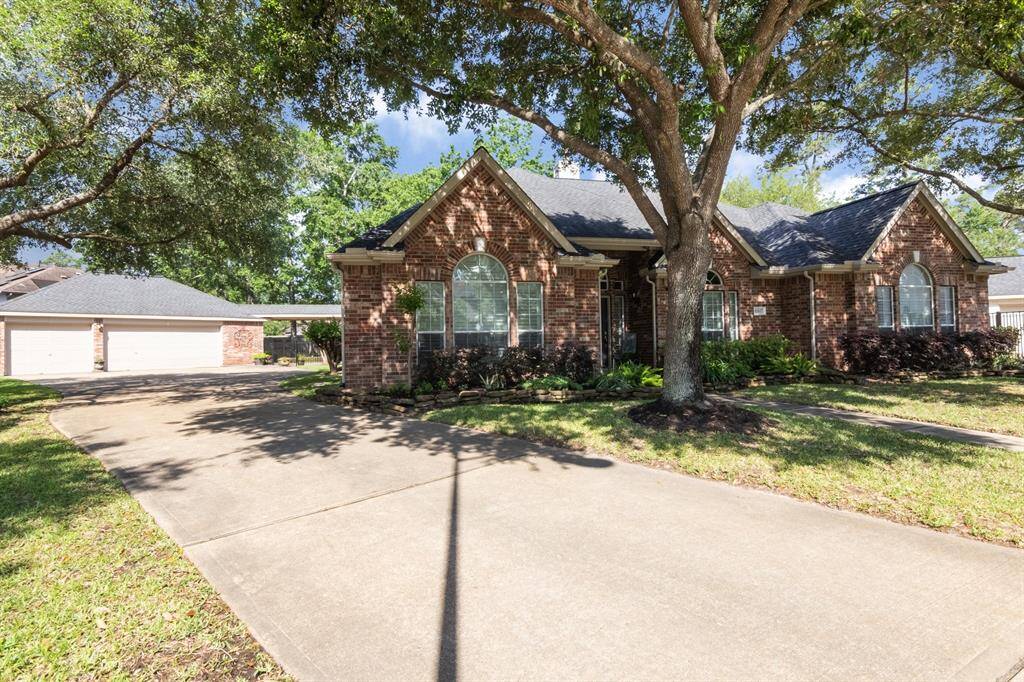 Here's a view of the house and oversized 3-car garage. Extra wide AND long driveway for LOTS of parking too!