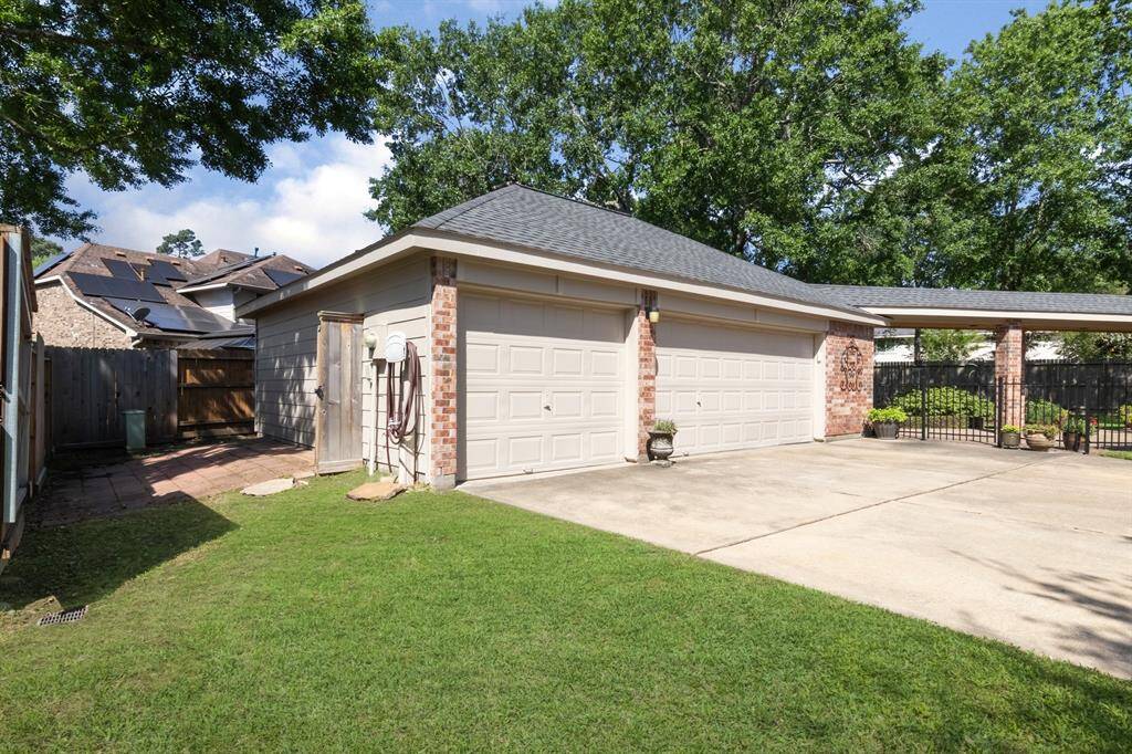 This look shows you the side view by the garage. There is a 8'8" gate and a 17' X 10' pavestone pad area perfect for storing your utility trailer, small boat, 4-wheeler or just more stuff!