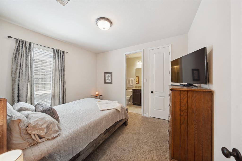 Guest bedroom with private, en-suite bath.