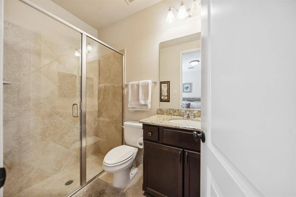 Full en-suite bath for the first floor guest bedroom.