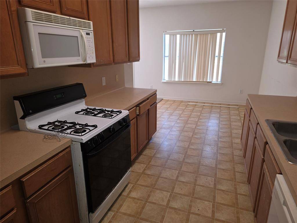 Kitchen offers gas cooking and lots of counter space