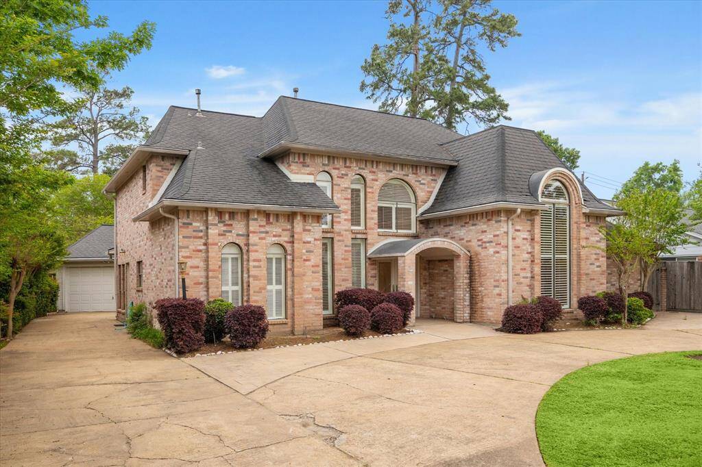 Spacious circle driveway for parking