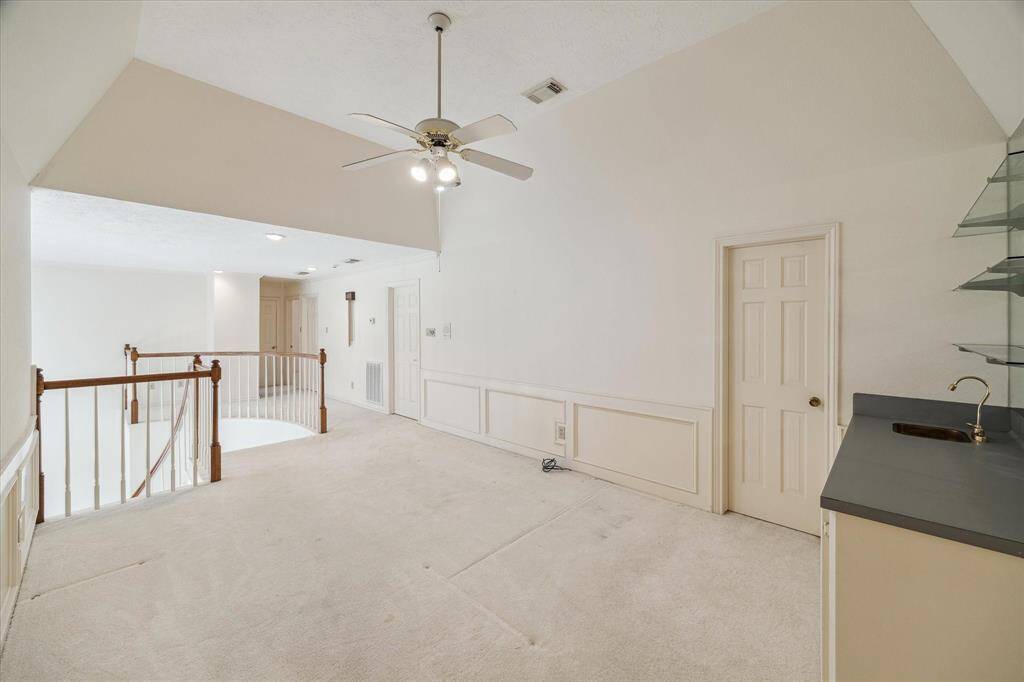 Gameroom/lounge area on second floor with wet bar for entertaining