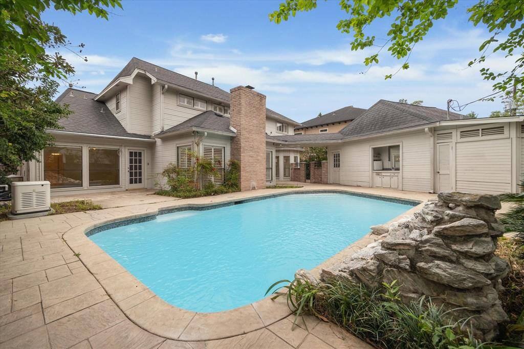 Pool with plenty of decking space, outdoor bar, outdoor bathroom and pool storage. Opportunities here are endless.