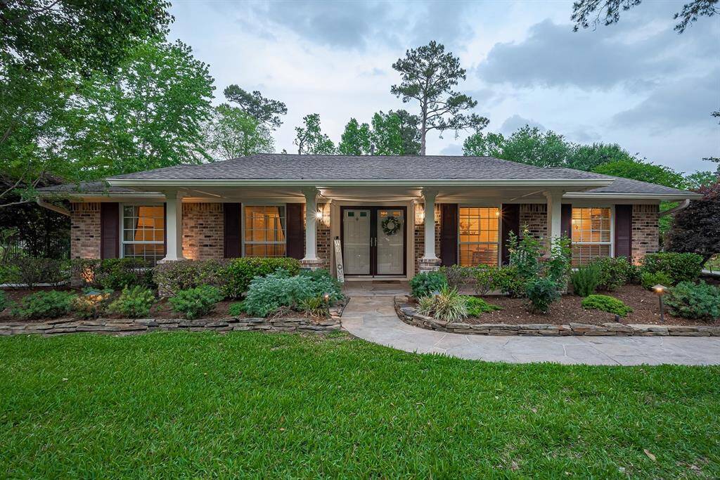 Day or night, the curb appeal is delightful!