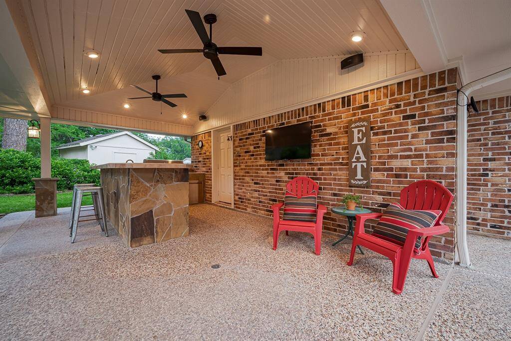 Outdoor kitchen makes entertaining a blast!