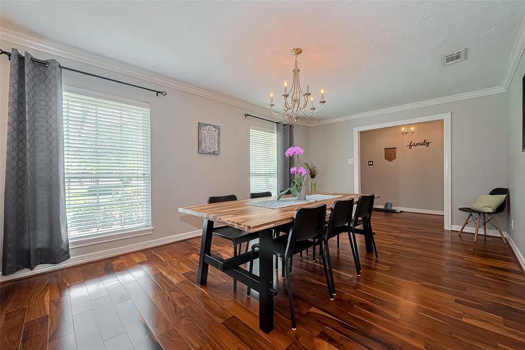 Extra large dining room for extra large fun!