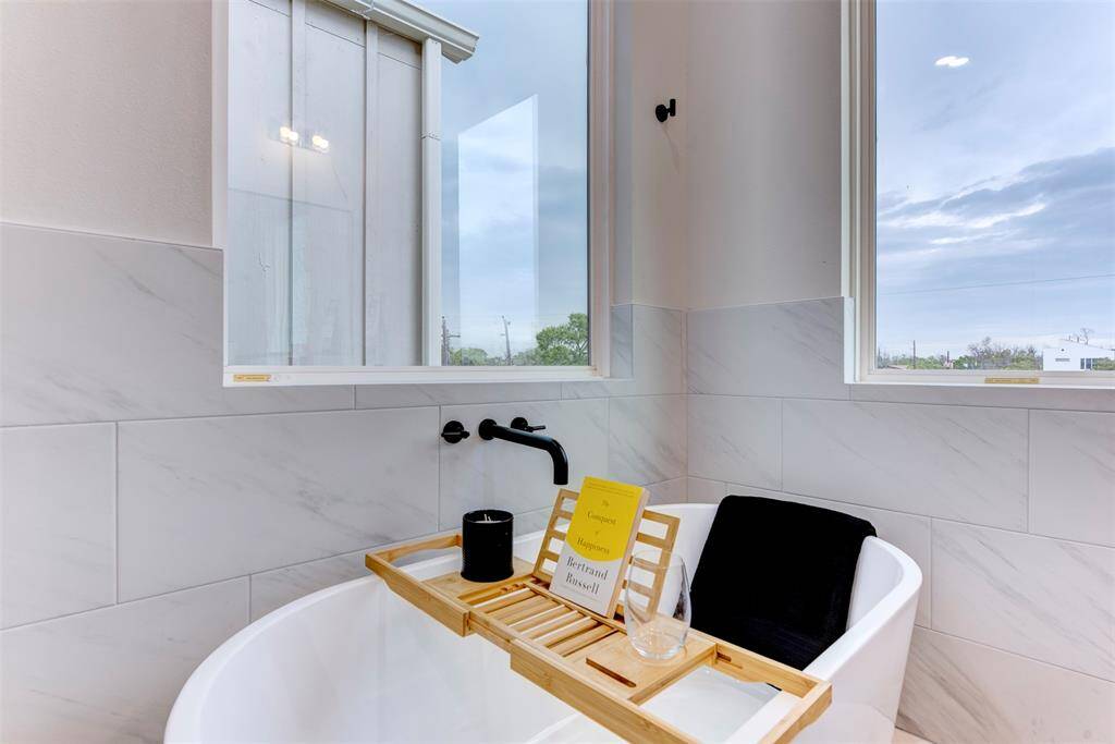 Double window for plenty of natural light in the tub area