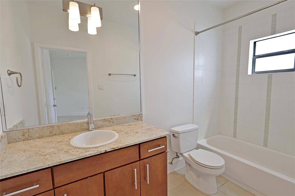 En-suite bathroom on first floor