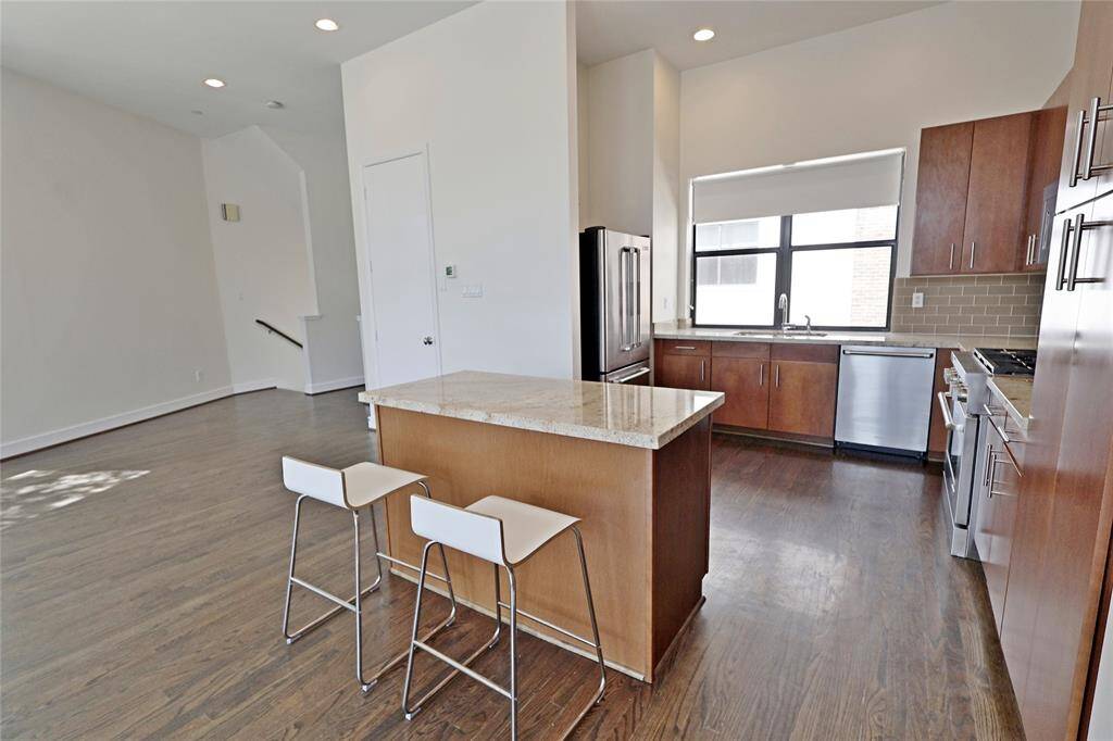 At the heart of the space is a stunning kitchen island