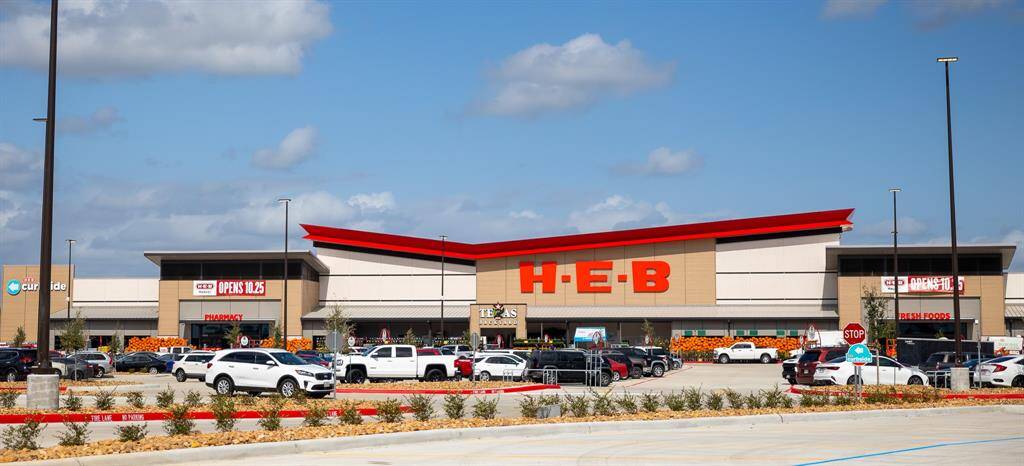 Convenience at your doorstep! Just around the corner, this brand-new HEB offers easy access to groceries and essentials, while the Manvel Town Center is only minutes away, providing even more shopping, dining, and entertainment options.
