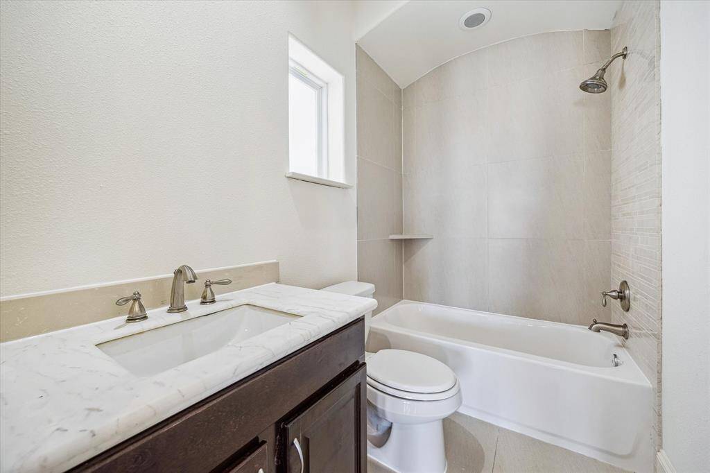 GAMEROOM BATHROOM