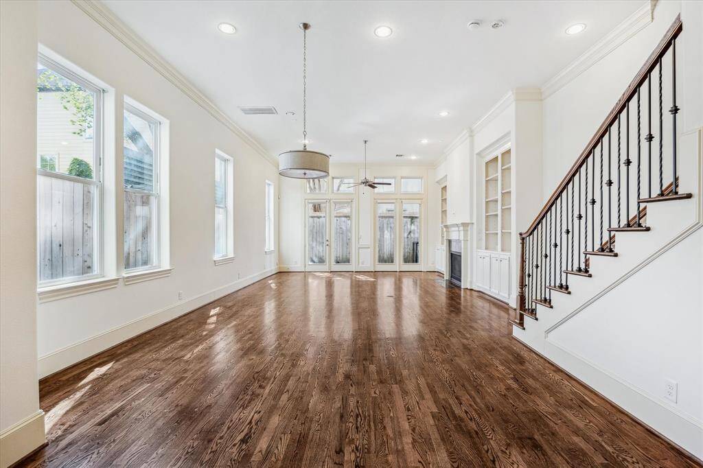 LIVING. With over 3000sf of living space, the rooms are all generously proportioned making it an ideal rental as just about any configuration of furniture will work.