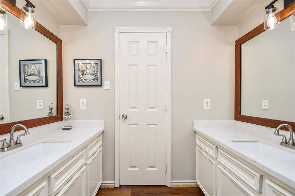 House in rear: 3rd full bath