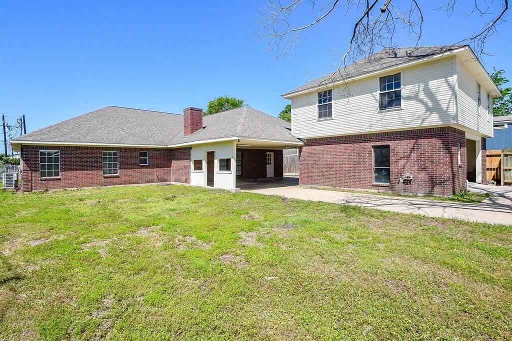 house in front and garage apartment