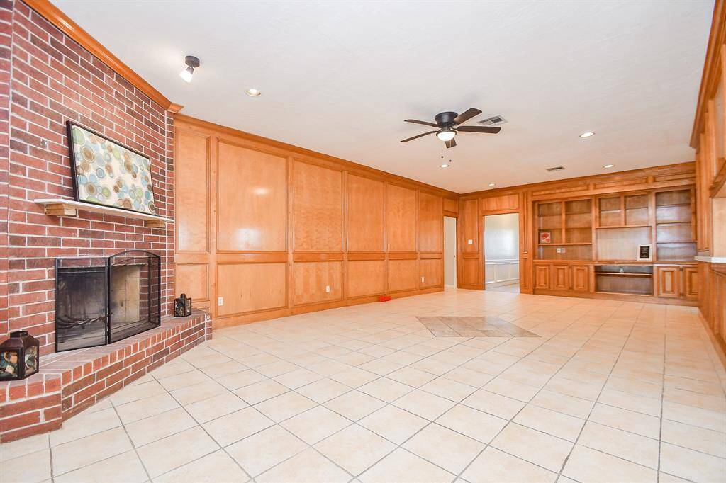 House in front: family room