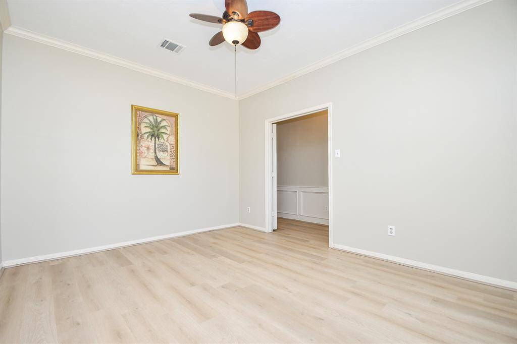 House in front: living room