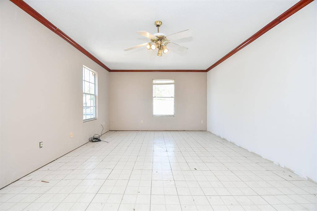 one of the 3 bedrooms in garage apartment