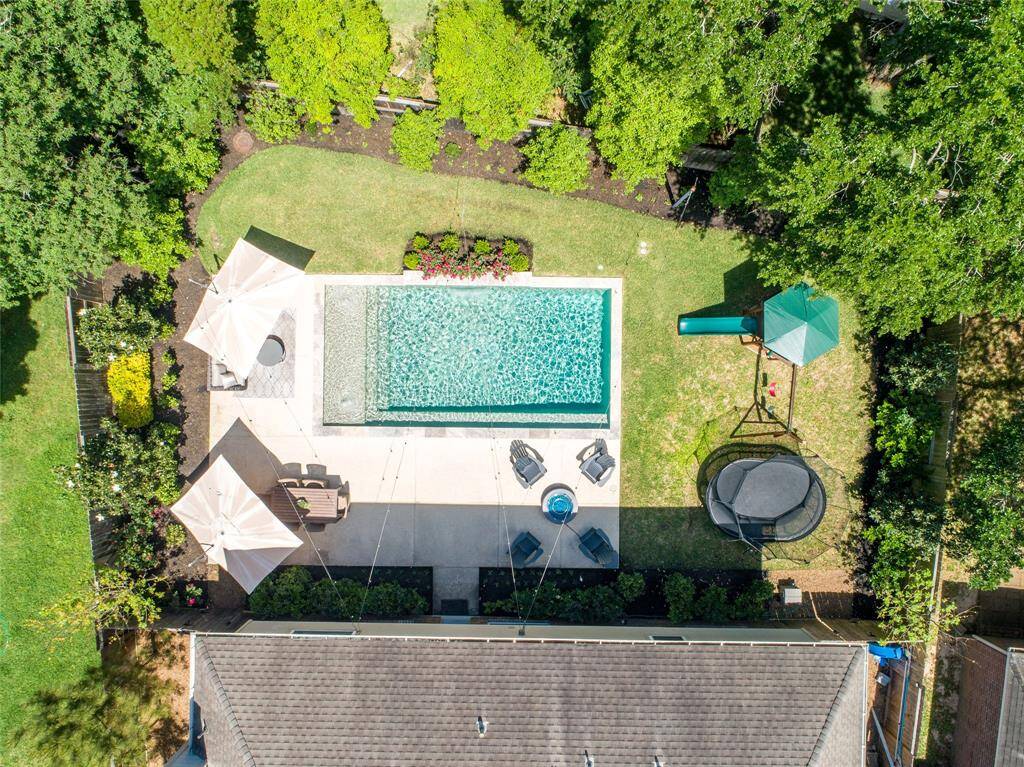 Huge cul de sac back yard with a gorgeous pool and lush landscaping.