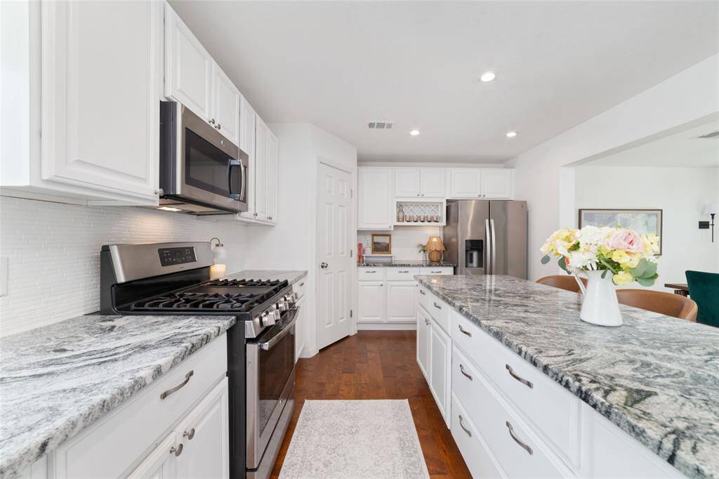 Stainless appliances, walk in pantry.