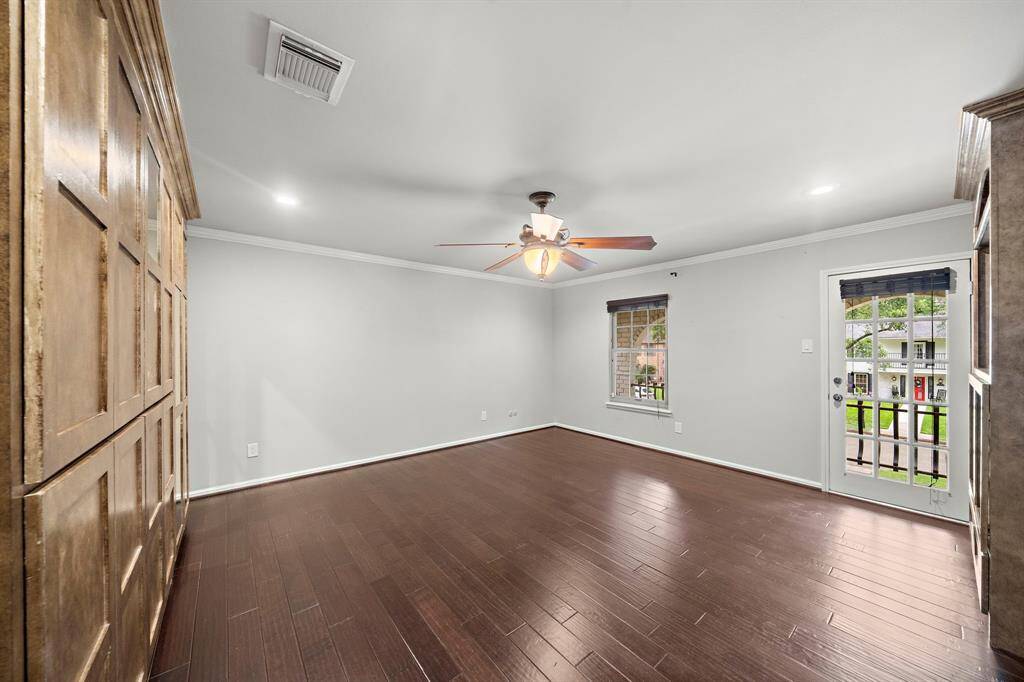 Discover the primary suite featuring a built-in wardrobe, a spacious walk-in closet, and direct access to a large balcony.
