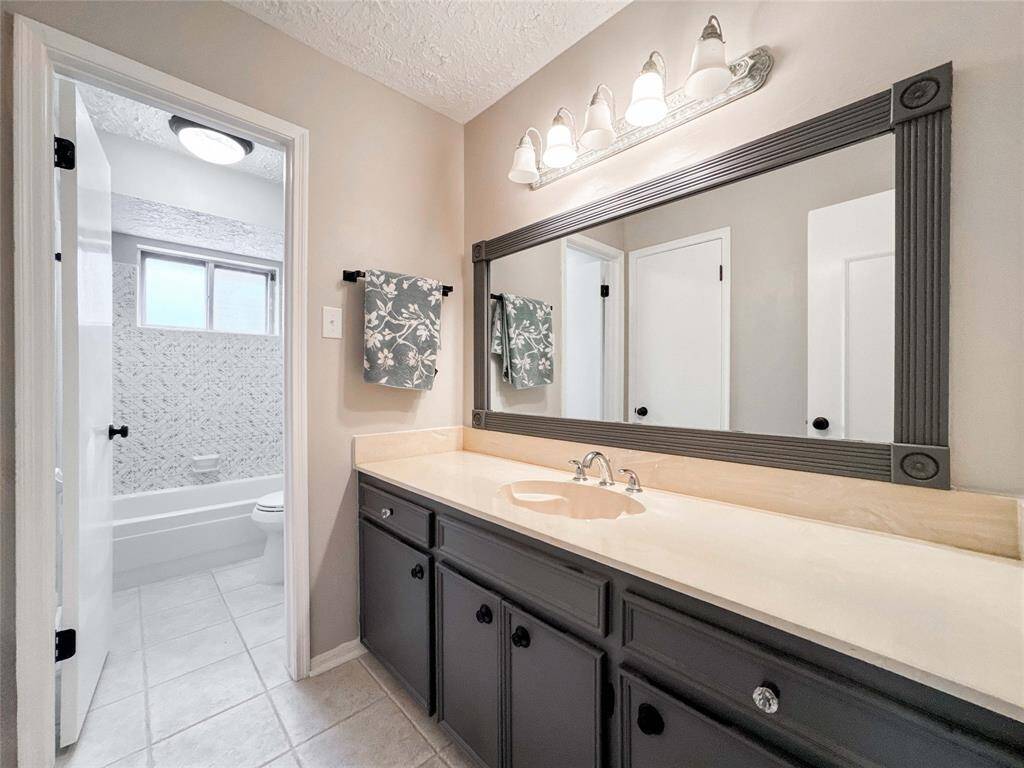 Hall bathroom with access through bedroom