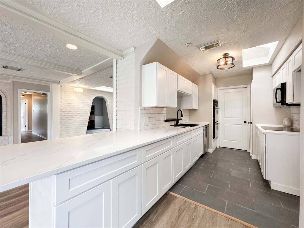 Kitchen w skylights