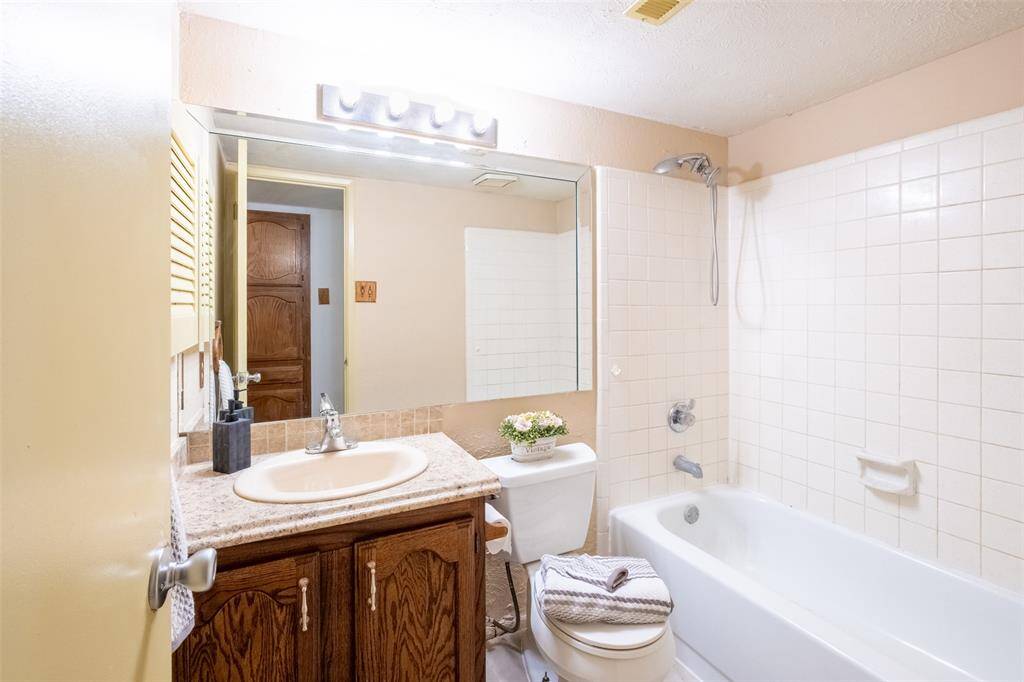 Secondary bathroom.