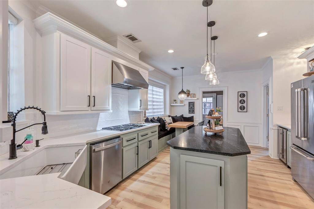 Lots of prepping space, makes entertaining a breeze.