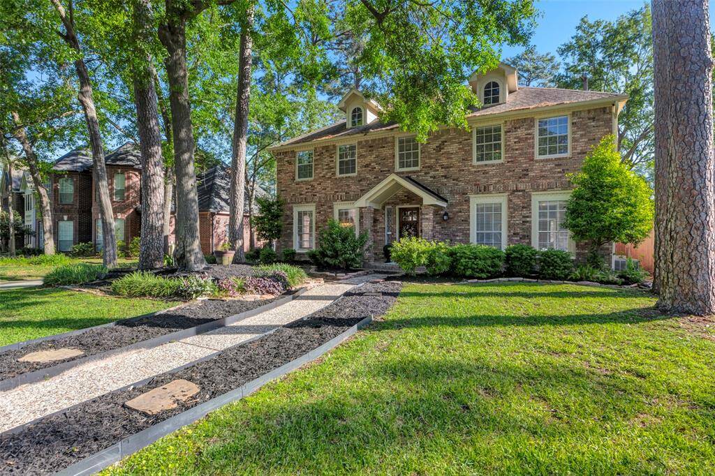 Beautfiul wood lot with lush landscaping!