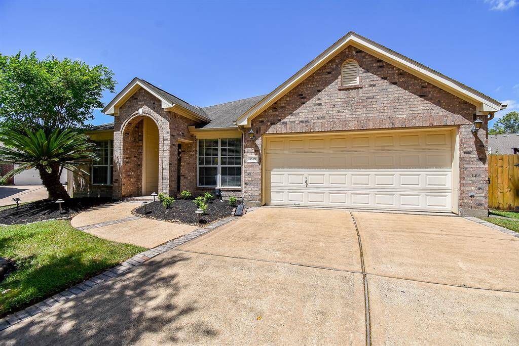 Such an adorable facade on this Single Story Property!