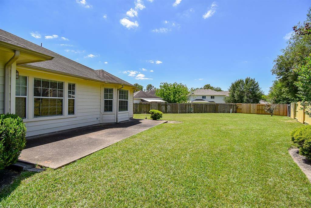 The 11K sqft Lot has a beautiful and healthy green lawn.