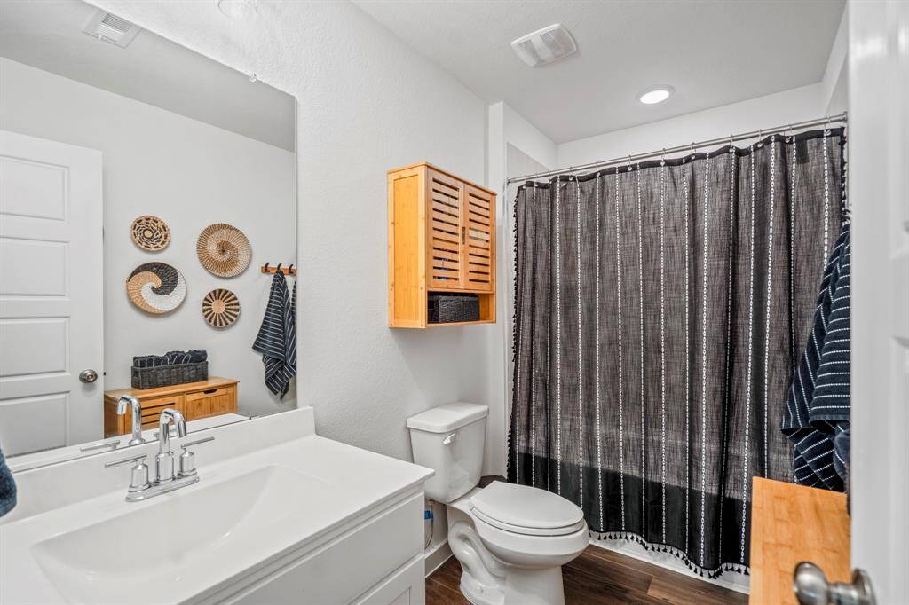 Secondary full bathroom