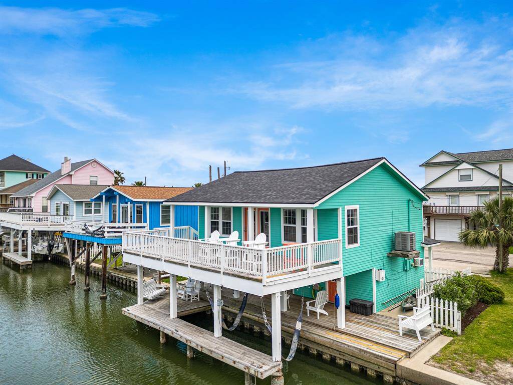 Great canal front home in Jamaica Beach - new roof just installed March 2025