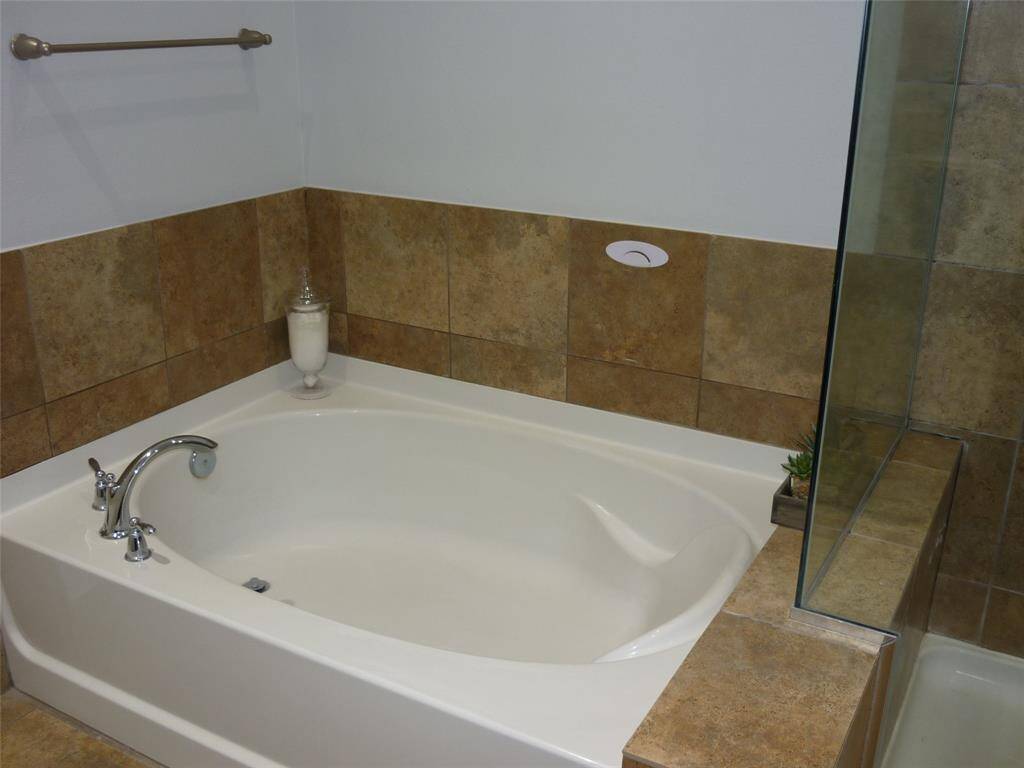 Deep soaker tub