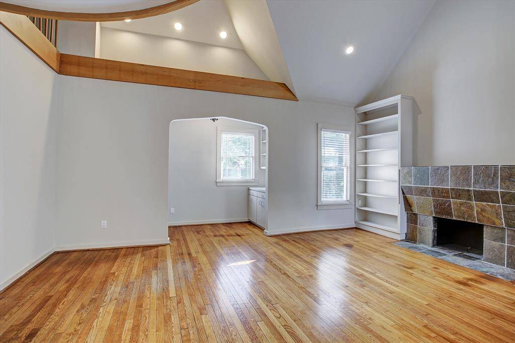 Upper unit bathroom.