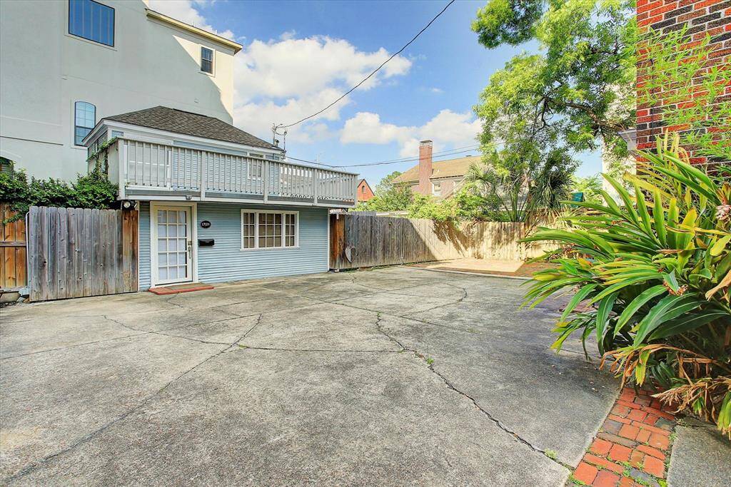 Separate 2 story 1 bed/1bath carriage house.