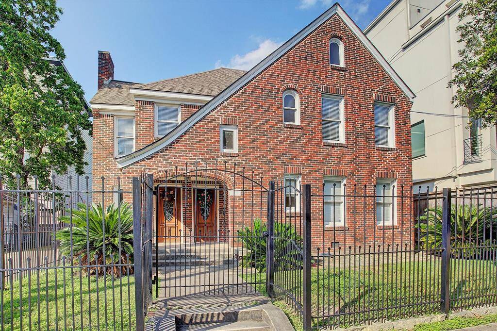 Conveniently located near the Museum District, this prime investment property offers easy access to the Texas Medical Center, Downtown, Montrose, Rice University, University of Houston, as well as Highways 288 and 59.