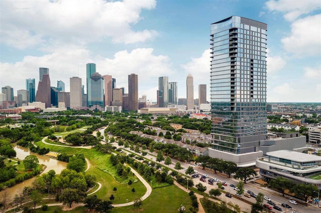 The Residences at The Allen sits above a Thompson hotel, giving residents among its 34 stories access to all the world-class amenities only a hotel can offer, including 24/7 room service, an elite spa, a scenic pool deck and cabanas with food & beverage service, plus conveniences exclusive to condo owners: a 24/7 concierge, private lounge, amenities deck and simulated lap pool.