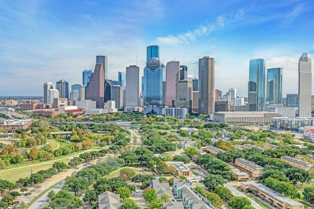Enjoy the 3.5 bedroom plus flex space or 4th bedroom spanning 3,000+ square feet that includes a gourmet chef’s kitchen with Thermador appliances, extravagant closet space and dedicated parking plus storage. Plus, a large balcony with a summer kitchen.