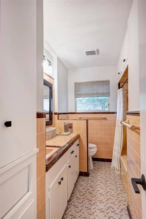 Charming hallway bathroom with shower/tub.