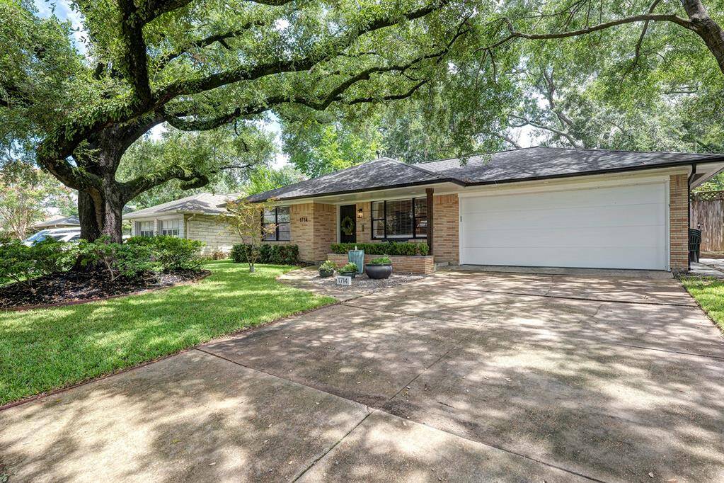 Additional off-street driveway parking and the 2 car garage with automatic door. Here's one last look at 1714 Haverhill in Lazybrook/Timbergrove...MAKE YOUR APPOINTMENT TODAY!