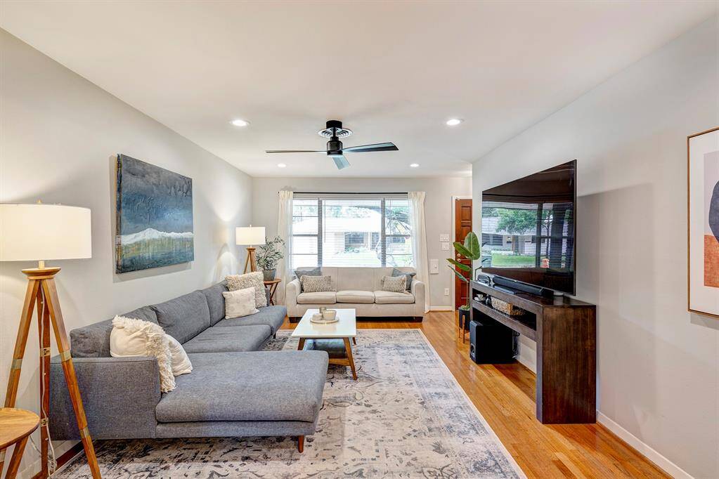 Living room is a nice size to relax and enjoy everyday living. Ceiling fan and window blinds.