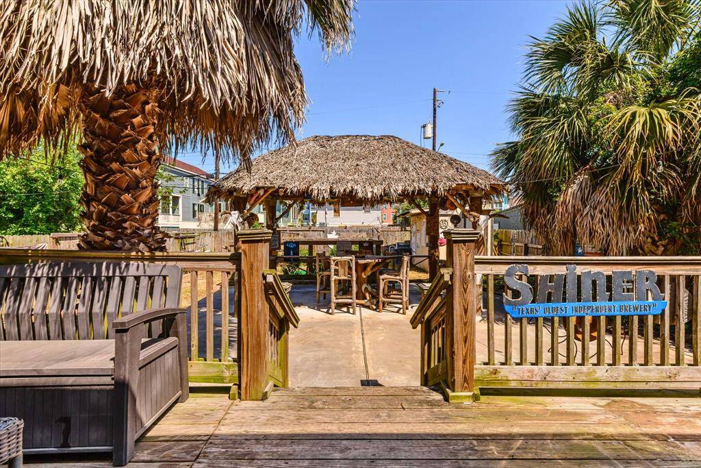 Welcome to your Entertaining and Tropical paradise!