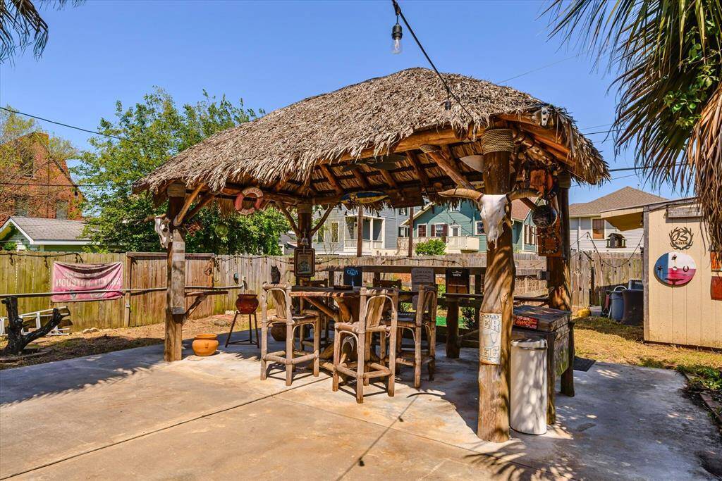 Entertain in style in this huge Palapa complete with a Tiki Bar area!
