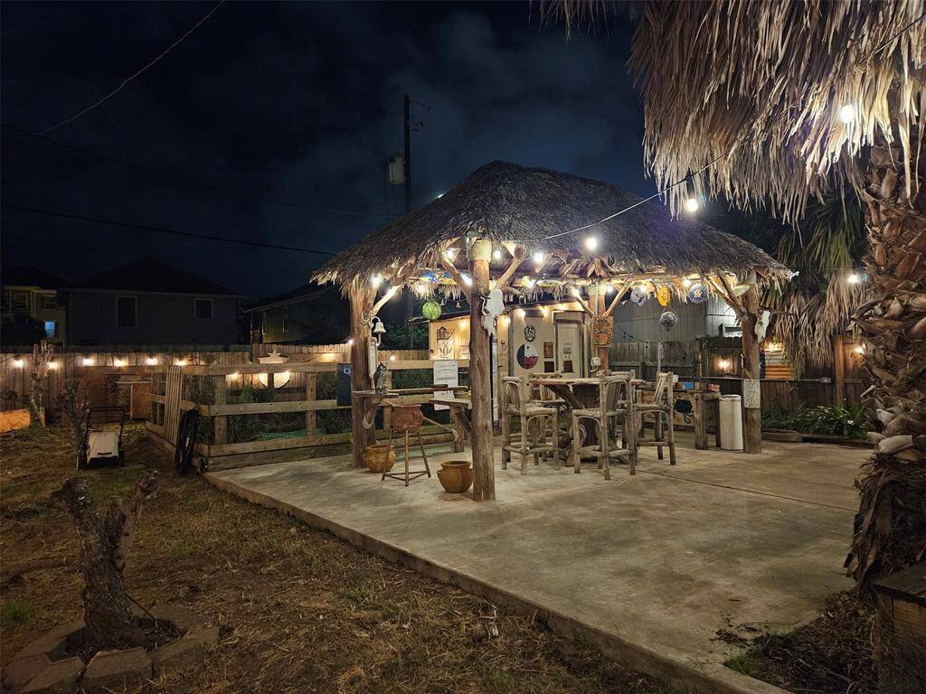 Entertainment central in your Galveston backyard!