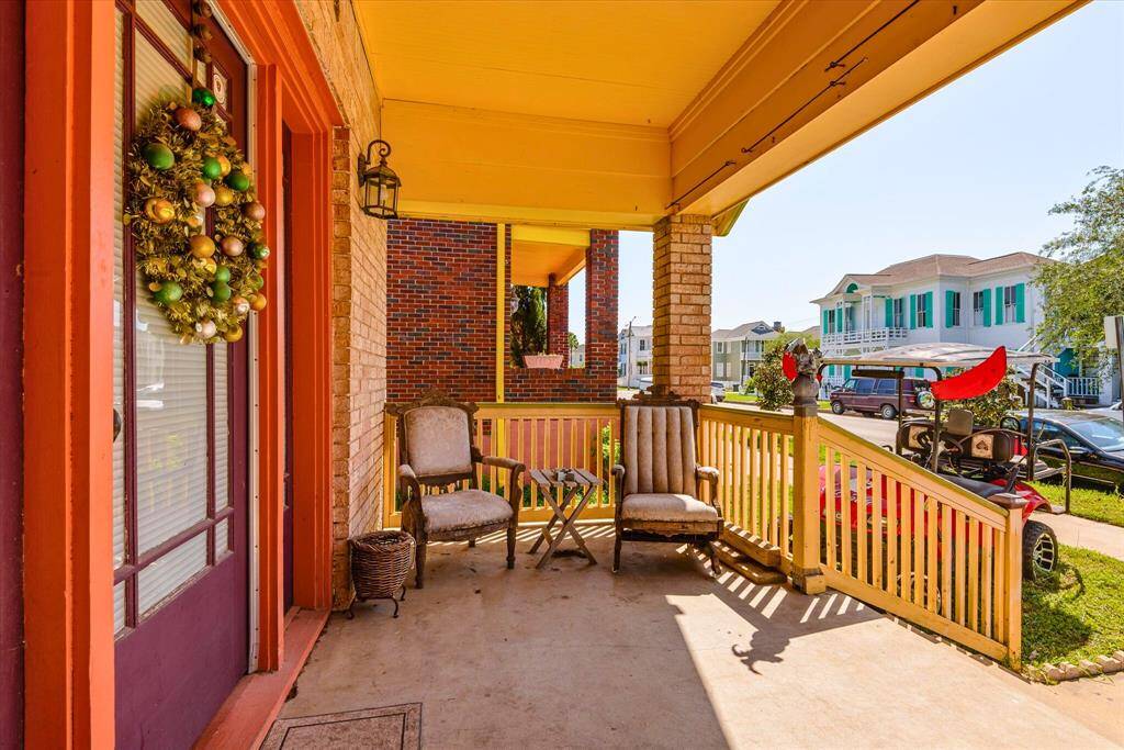 Relax and take in the Gulf Breeze from your front porch