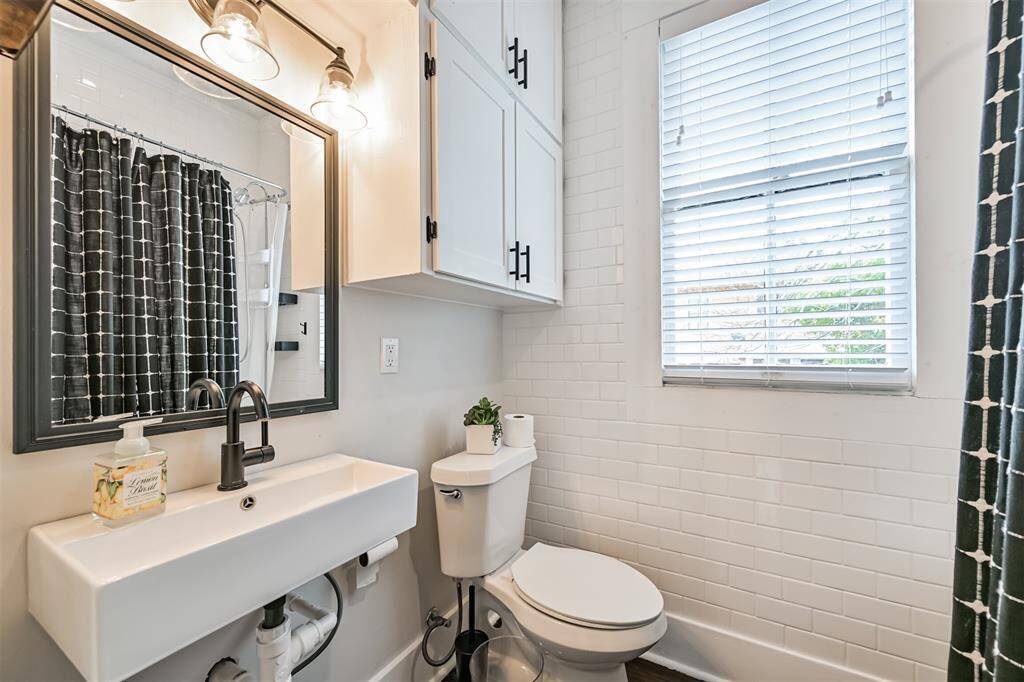 Second floor full bath between the two upstairs bedrooms.